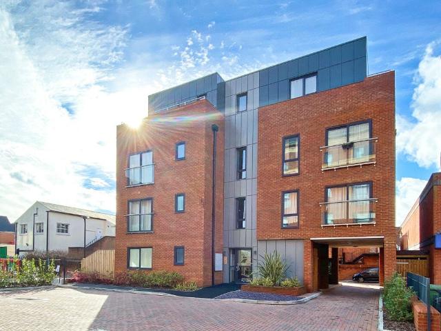 Flat for rent in Heol-las, Surrey
