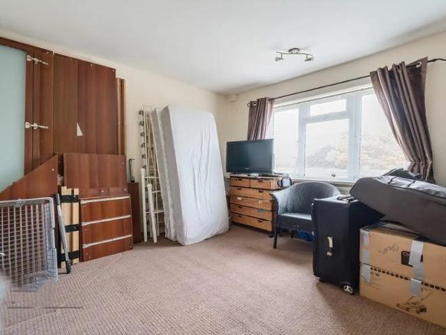 Flat for rent in Elm Park, Greater London