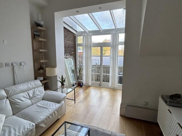 Flat for rent in North Kensington, Greater London