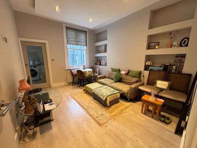 Flat for rent in North Kensington, Greater London