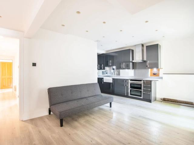 Flat for rent in North Kensington, Greater London