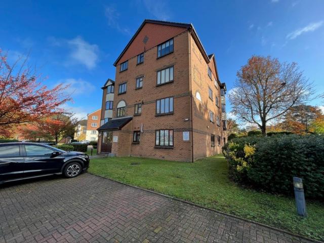 Flat for rent in Red Hill, Surrey