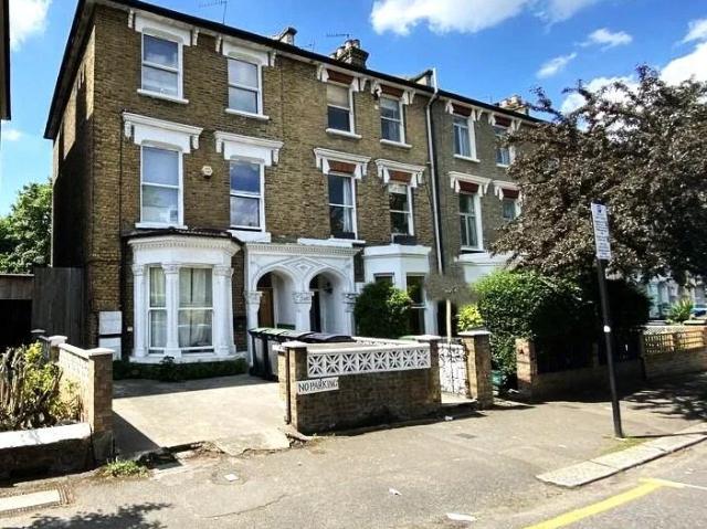Flat for rent in Stroud Green, Greater London
