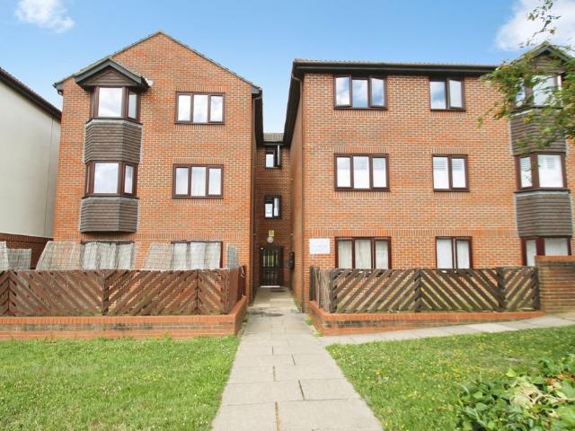 Flat for rent in London Borough of Ealing, Greater London