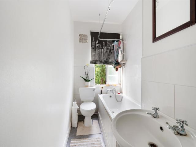 Flat for rent in London, Raynes Park