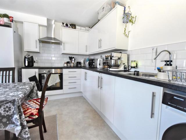 Flat for rent in Roselands, Eastbourne