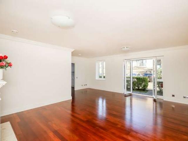 Flat for rent in Cottenham Park, Greater London