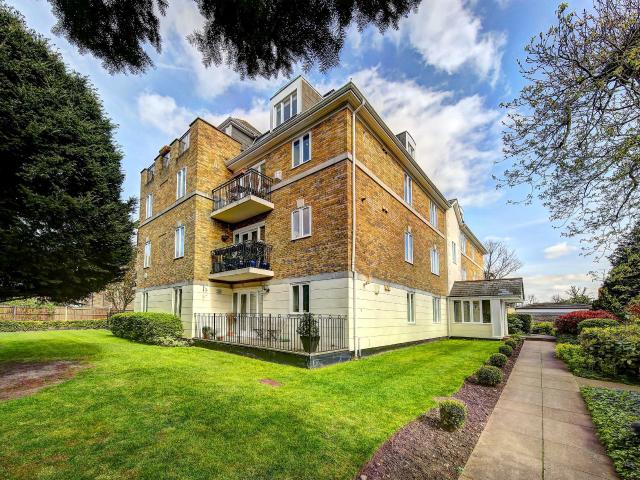 Flat for rent in Cottenham Park, Greater London