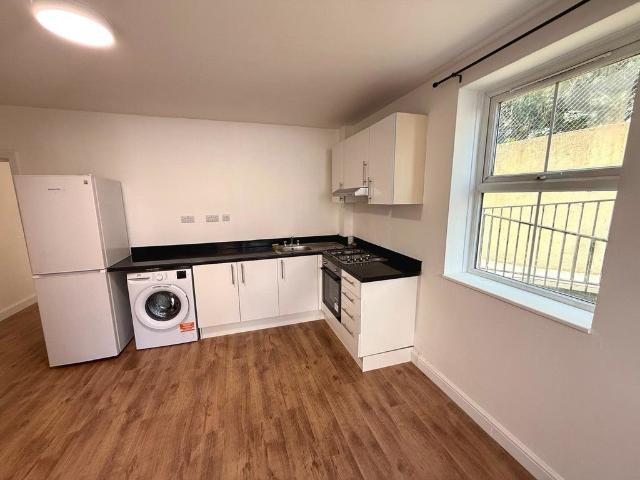 Flat for rent in North Kensington, Greater London