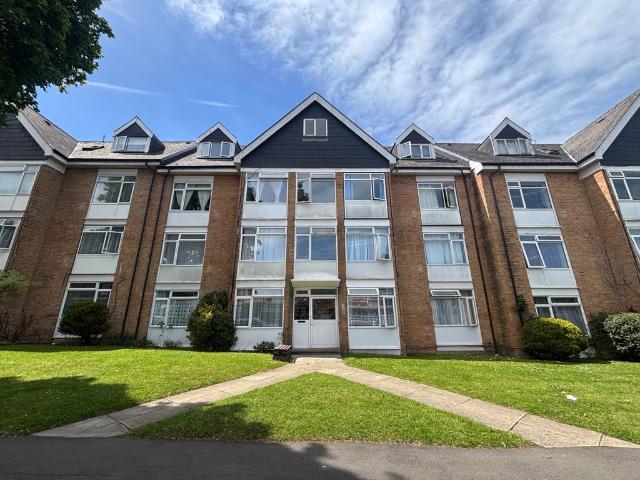 Flat for rent in Worcester Park, Greater London