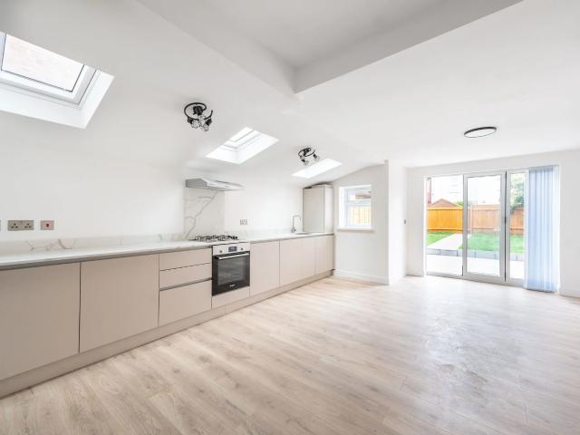 Flat for rent in Harlesden, Greater London