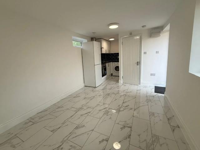Flat for rent in Little Heath, Greater London