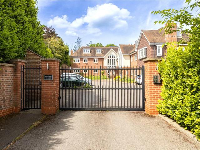 Flat for rent in Hatching Green, Five Acres