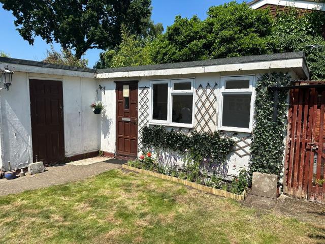 Flat for rent in Addlestone, Runnymede