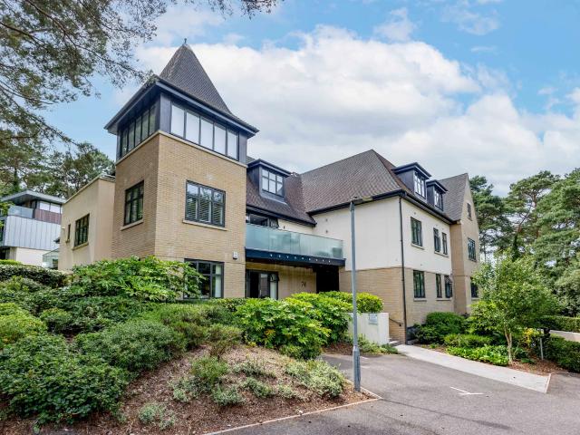 Flat for rent in Canford Cliffs, Poole