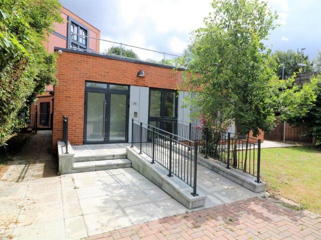 Flat for rent in Pachesham Park, Surrey