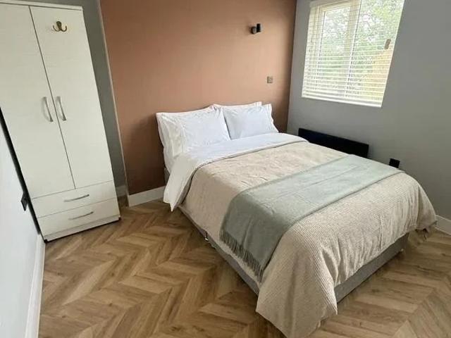 Flat for rent in Row Town, Surrey