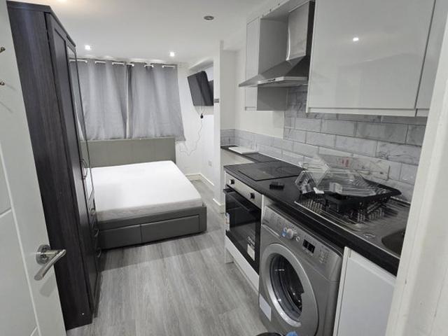 Flat for rent in London Borough of Merton, Greater London