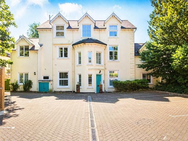 Flat for rent in Redhill, Reigate and Banstead
