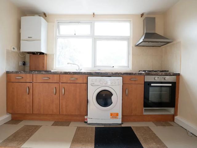 Flat for rent in London Borough of Merton, Collier's Wood