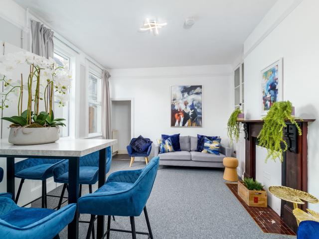 Flat for rent in Lipson, Mount Wise