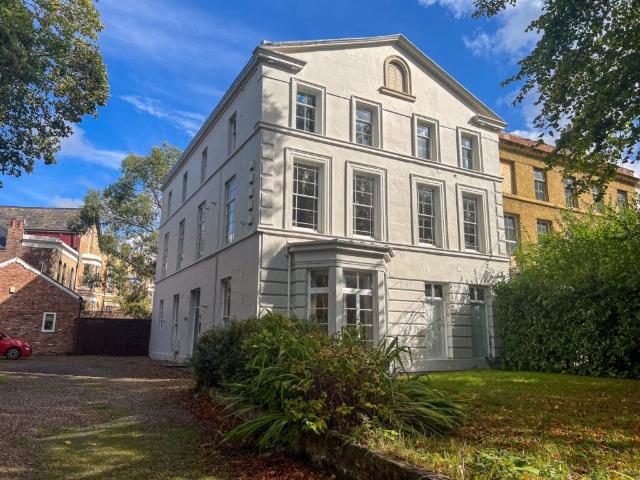 Flat for rent in Calderstones