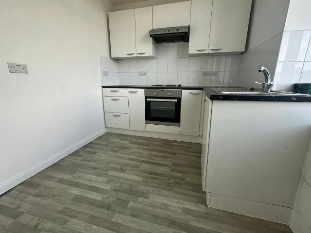 Flat for rent in Pen-y-coedcae, Pontypridd