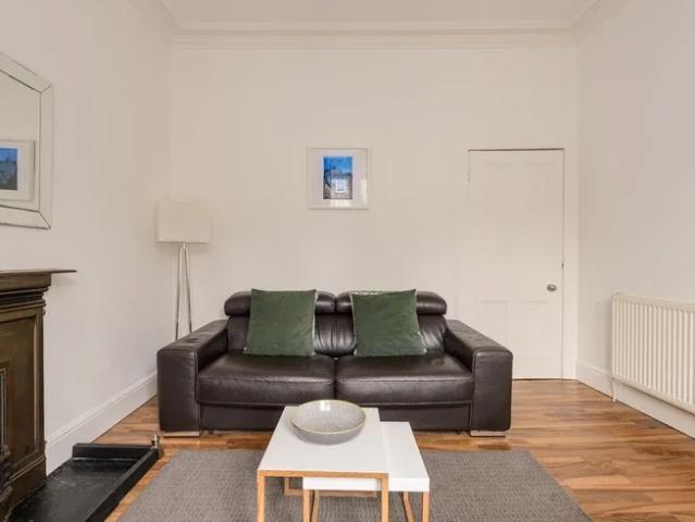 Flat for rent in Hillside, Leith