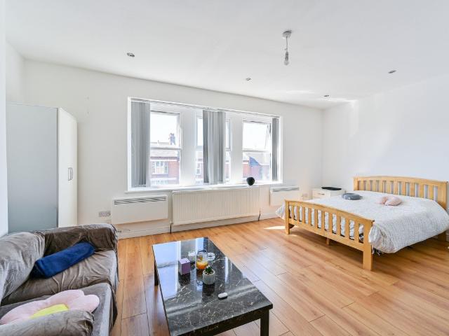 Flat for rent in London Borough of Croydon, Greater London