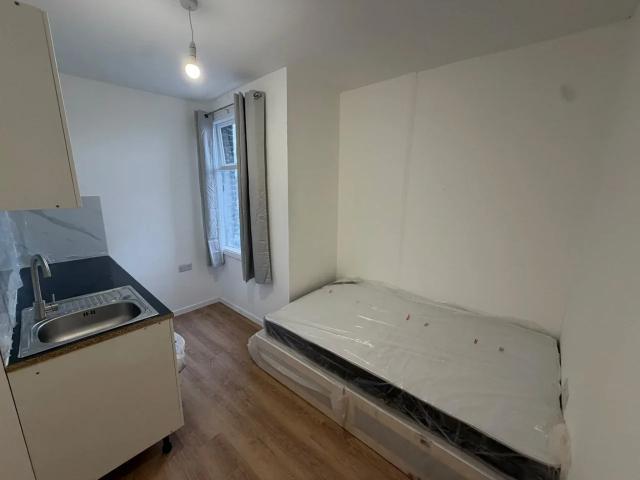 Flat for rent in London Borough of Croydon, Greater London