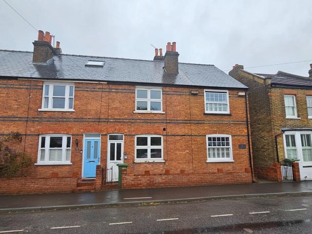 Flat for rent in The Hamptons, Greater London