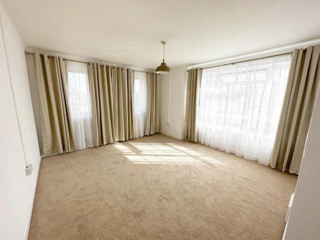 Flat for rent in Clayhall, Greater London