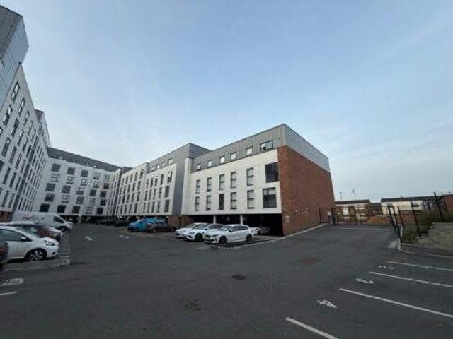 Flat for rent in Calderstones