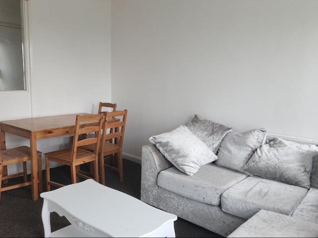 Flat for rent in Smallbridge, Burnedge