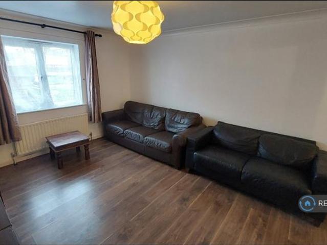 Flat for rent in London Borough of Ealing, Greater London