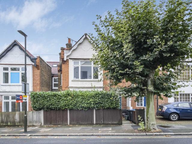 Flat for rent in London Borough of Merton, Raynes Park