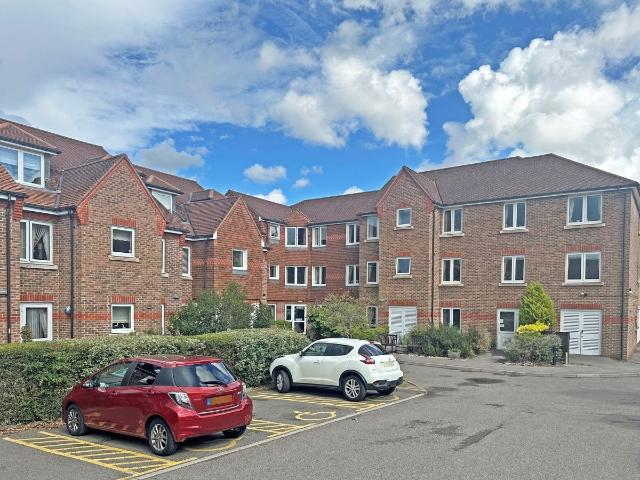 Flat for rent in Red Hill, Surrey