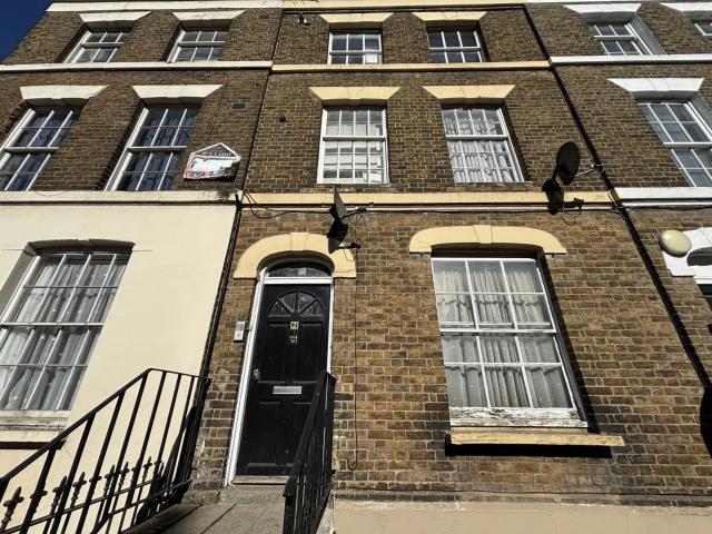 Flat for rent in Luton, Chatham