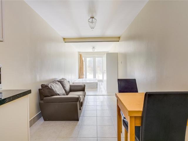 Flat for rent in Mapesbury, Greater London