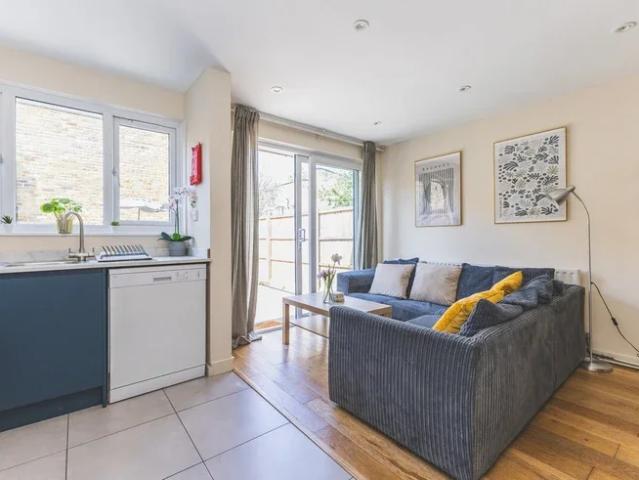 Flat for rent in Clapham Park, Greater London