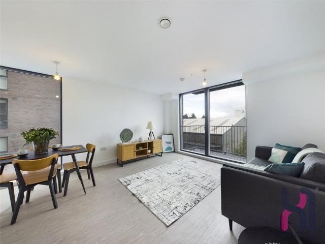 Flat for rent in Hallen, The Haw Wood