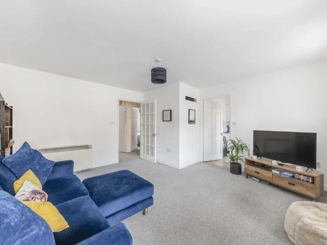 Flat for rent in Furzedown, Greater London