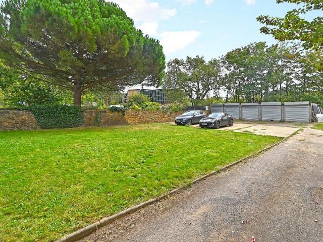 Flat for rent in London Borough of Ealing, Greater London