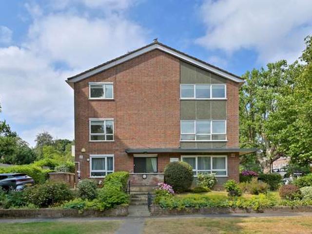Flat for rent in Batchworth