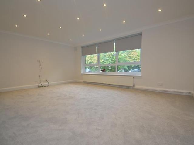 Flat for rent in Batchworth