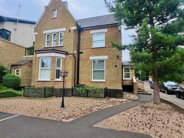 Flat for rent in Longlands, Greater London