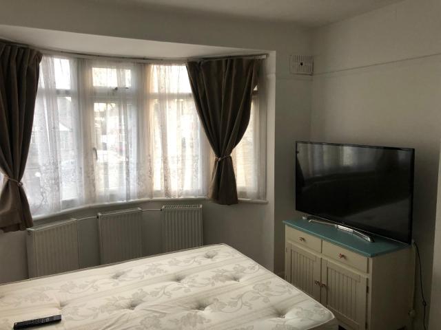 Flat for rent in Motspur Park, Greater London
