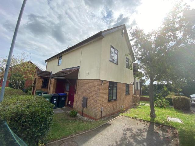 Flat for rent in Woodloes Park, Green Close