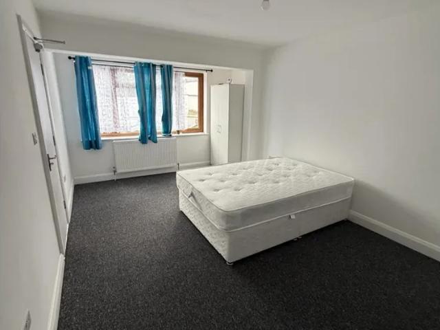 Flat for rent in Lane, Greater London