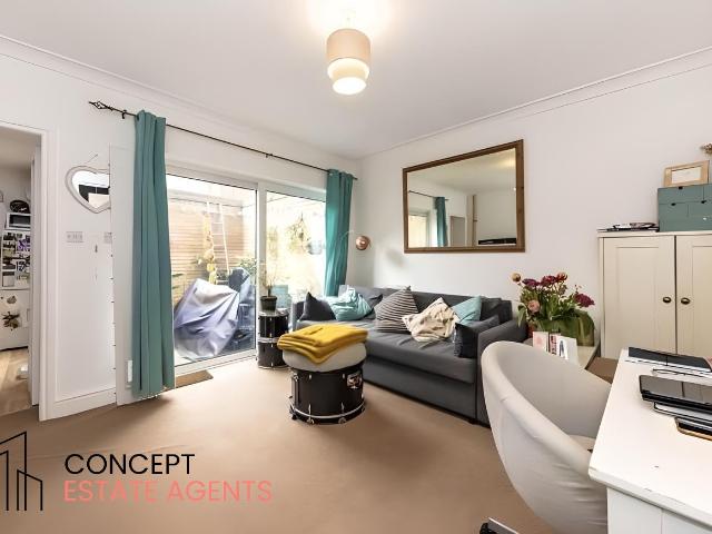 Flat for rent in Furzedown, Greater London